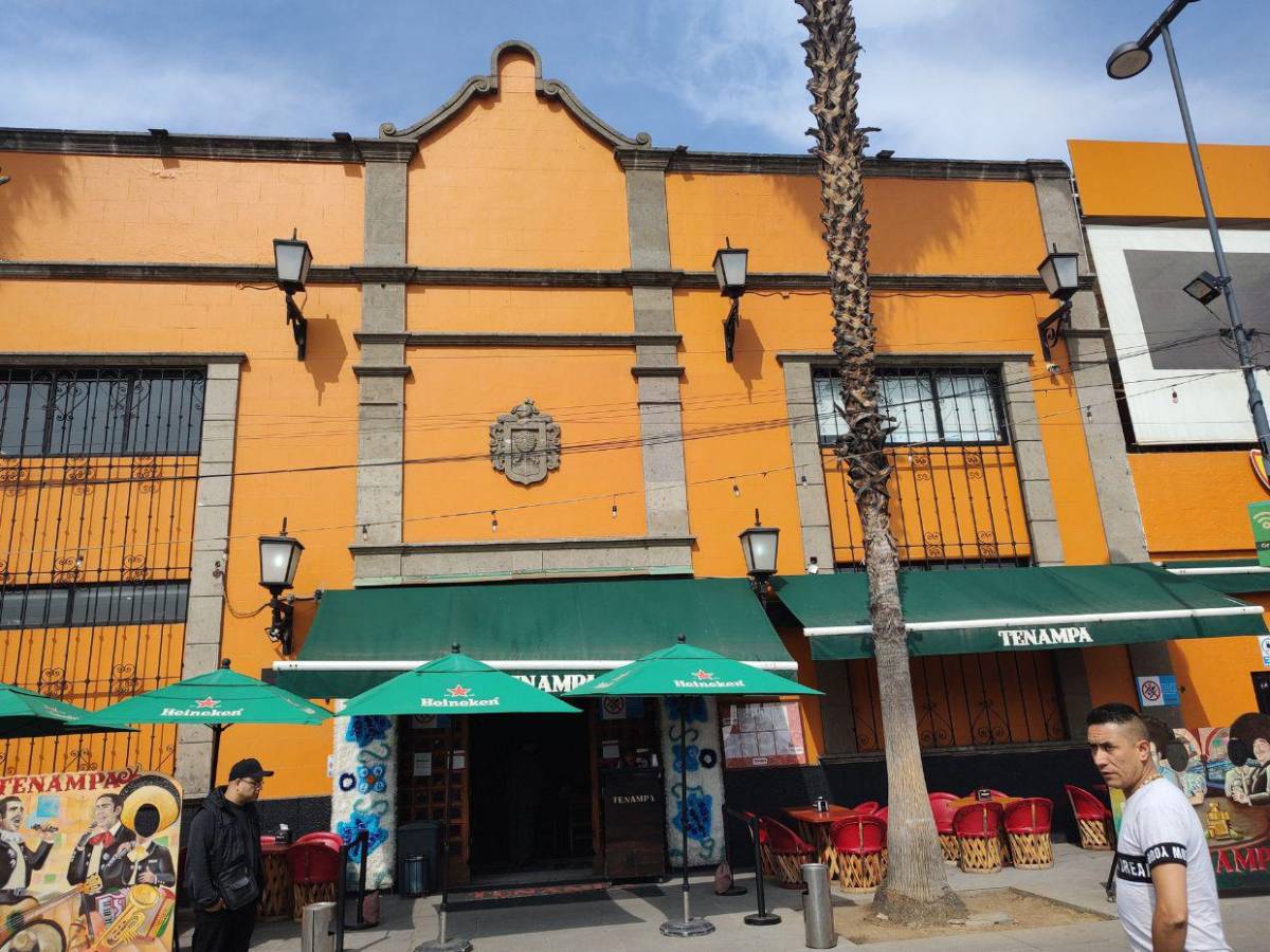 Luis Redondo, captado en restaurante en México con su pareja durante viaje de diputados