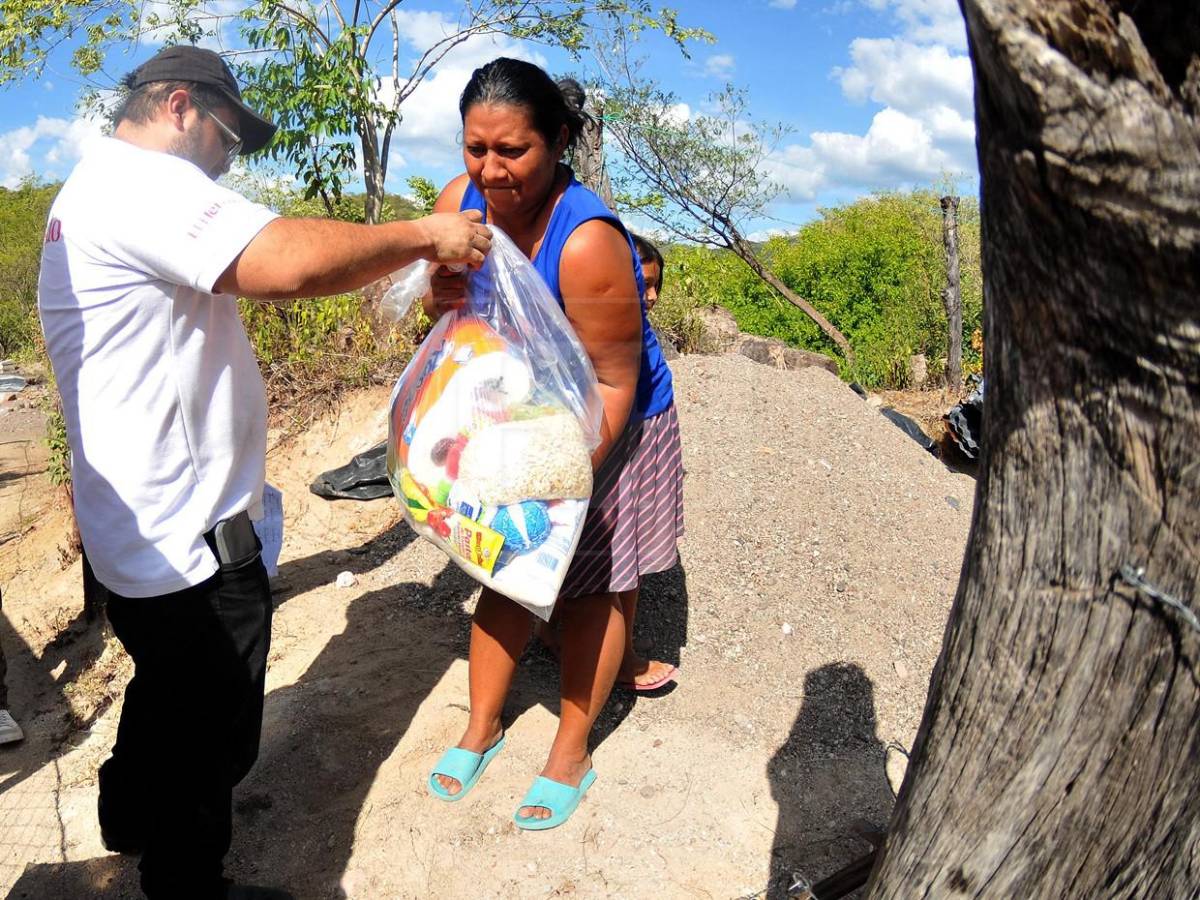 Bajo ardiente sol buscaban comida y hallaron la solidaridad de lectores de El Heraldo