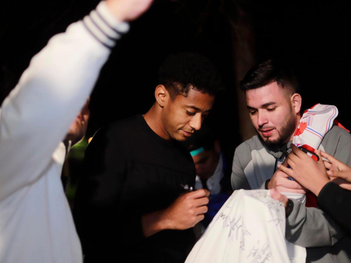 Fue abordado por sus seguidores.