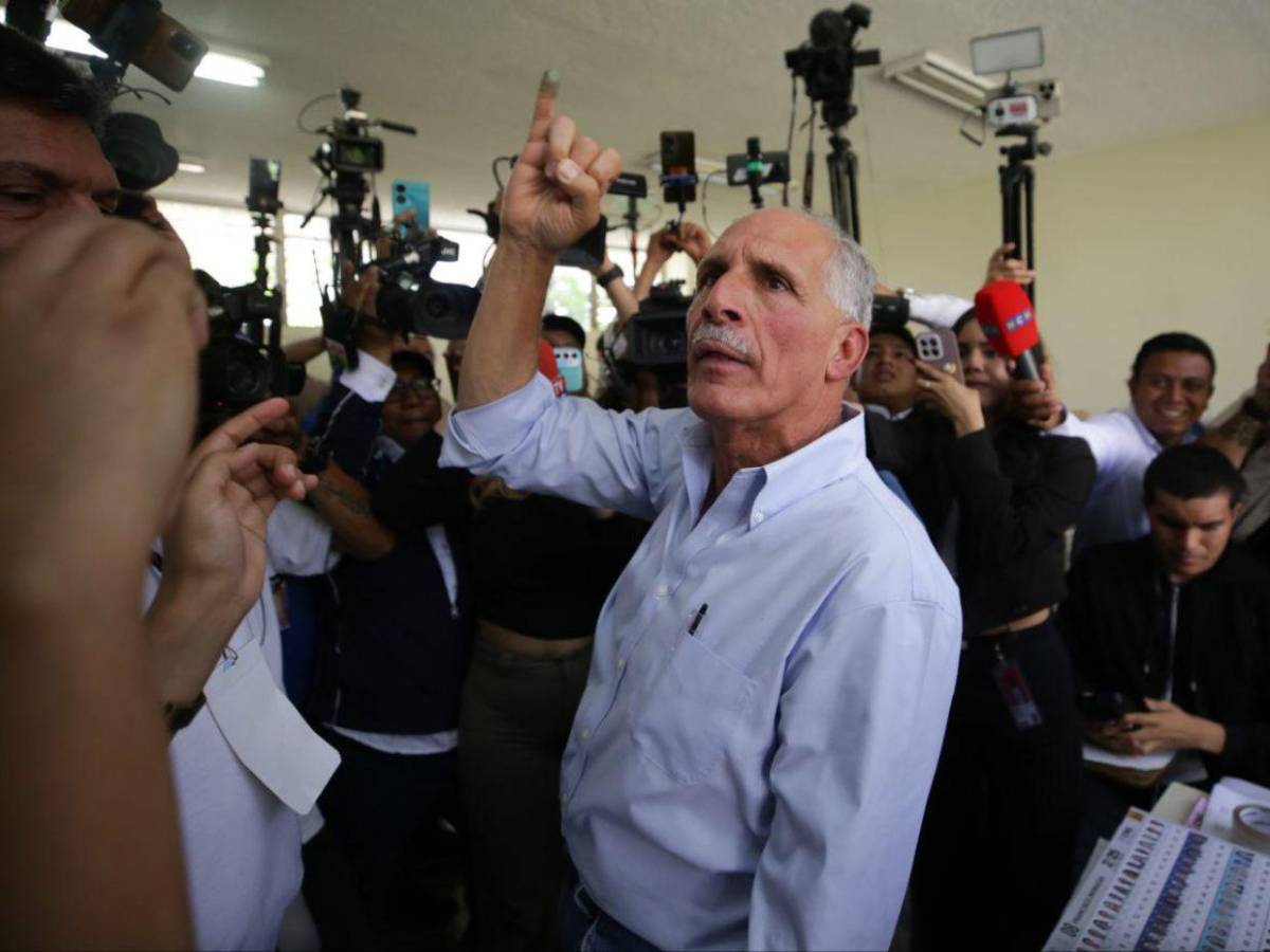 Nasry Asfura votó en la Universidad Pedagógica de la capital