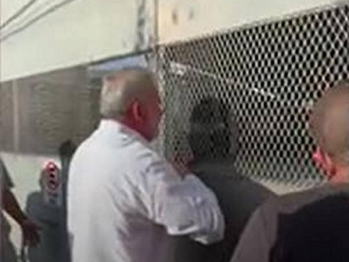 Roberto Contreras golpea portón de centro de votación que tardó en abrir urnas