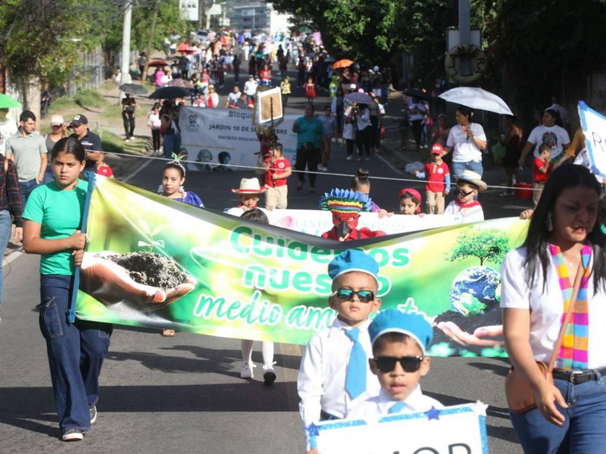 Niños de prebásica brillan en desfiles con trajes típicos y elementos culturales