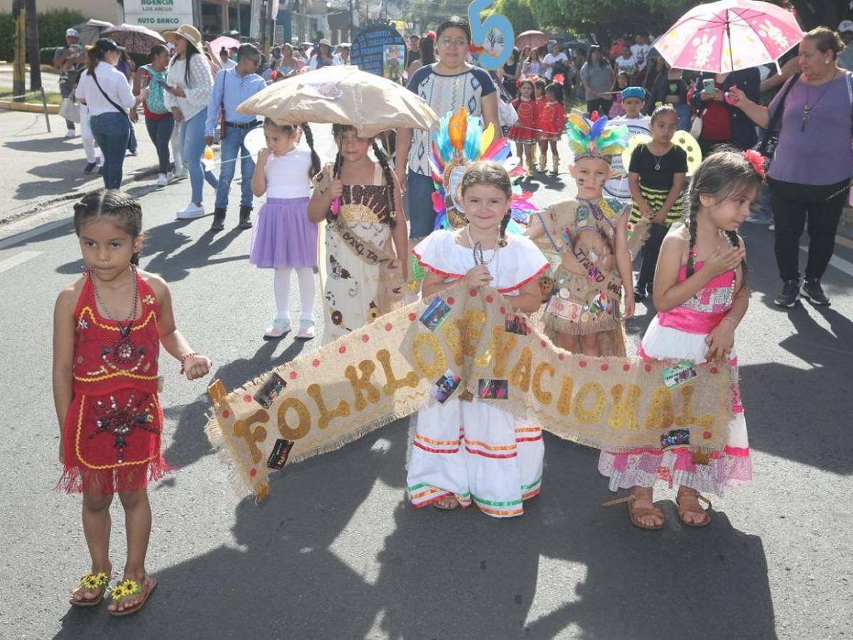 Niños de prebásica brillan en desfiles con trajes típicos y elementos culturales