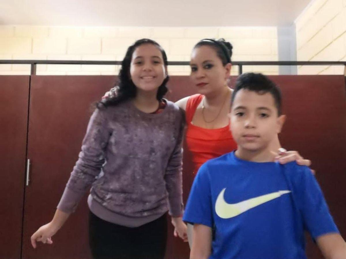 Evelyn, junto a sus dos hijos, Evelyn (hija) y Alessandro.