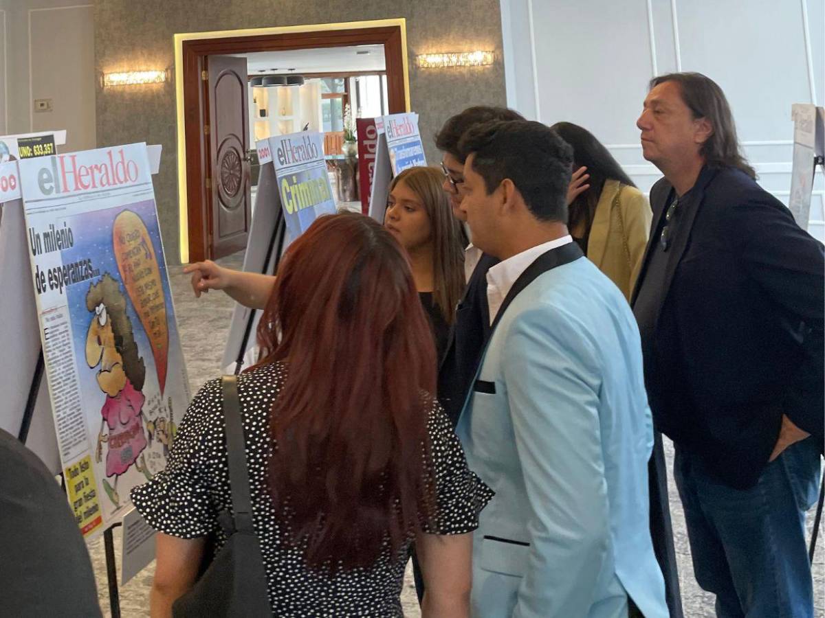 Estudiantes recorren Exposición Filatélica y de Portadas de El Heraldo