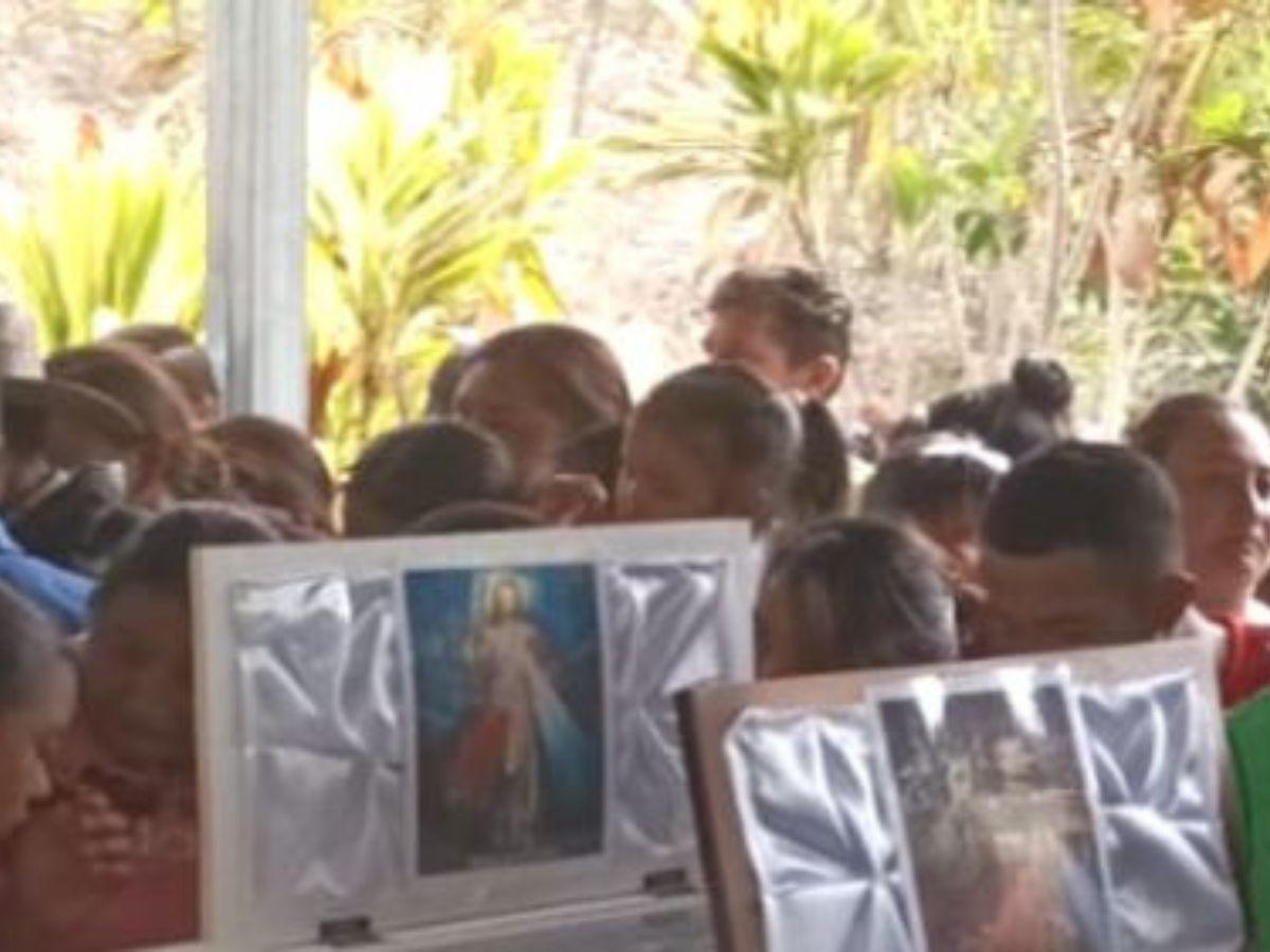Uno junto al otro, la dura escena en último adiós a “Los Nichos”, familia asesinada en Comayagua