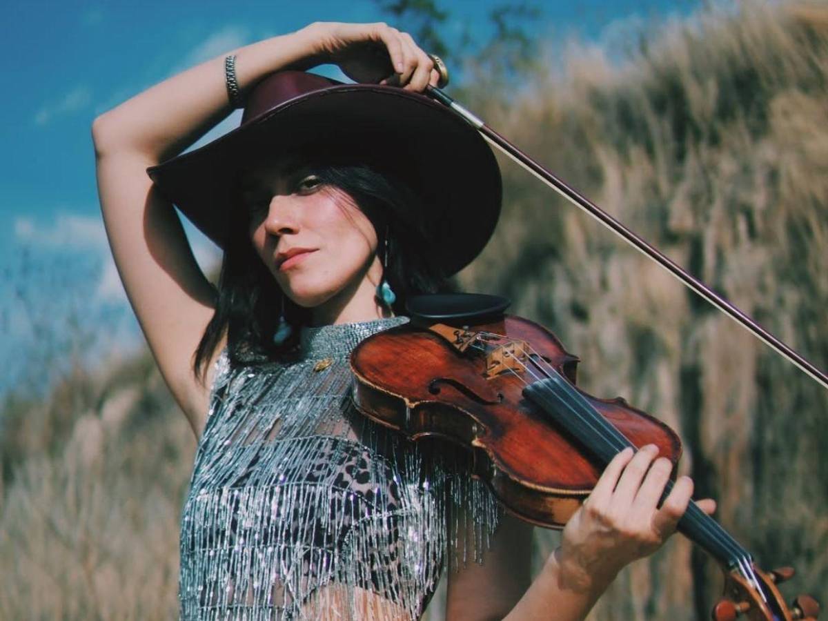 Así es Esmeralda Camacho, la violinista que habría cautivado a Christian Nodal