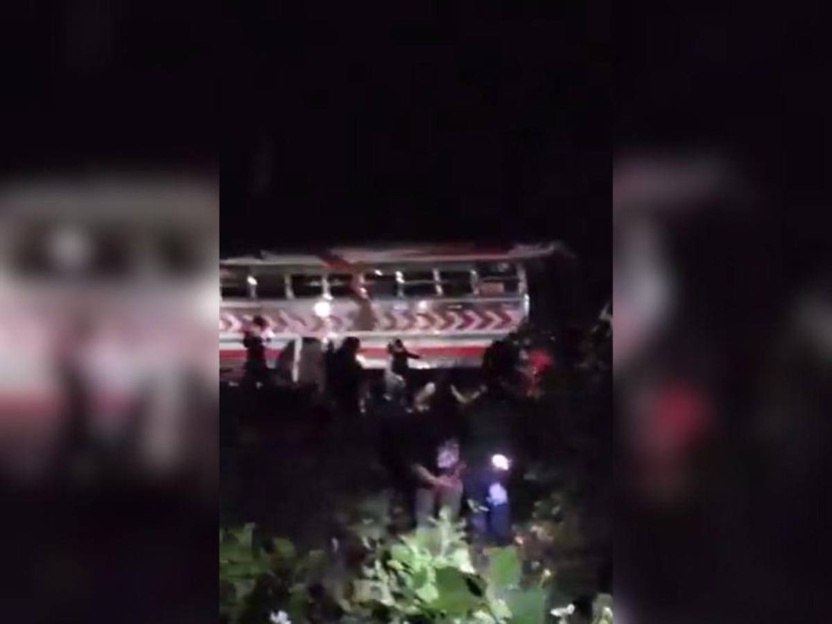 Las imágenes que dejó el fatal accidente de un bus en Guatemala que suma 15 muertes
