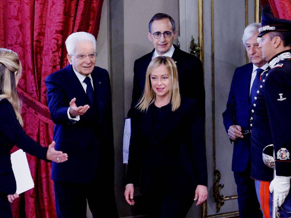 La ultraderechista Meloni asume y busca apaciguar temores sobre Italia en Europa