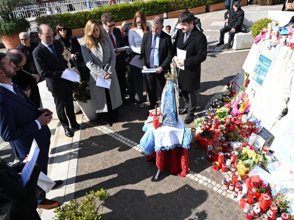 Fieles argentinos rezan por el papa frente al hospital de Roma
