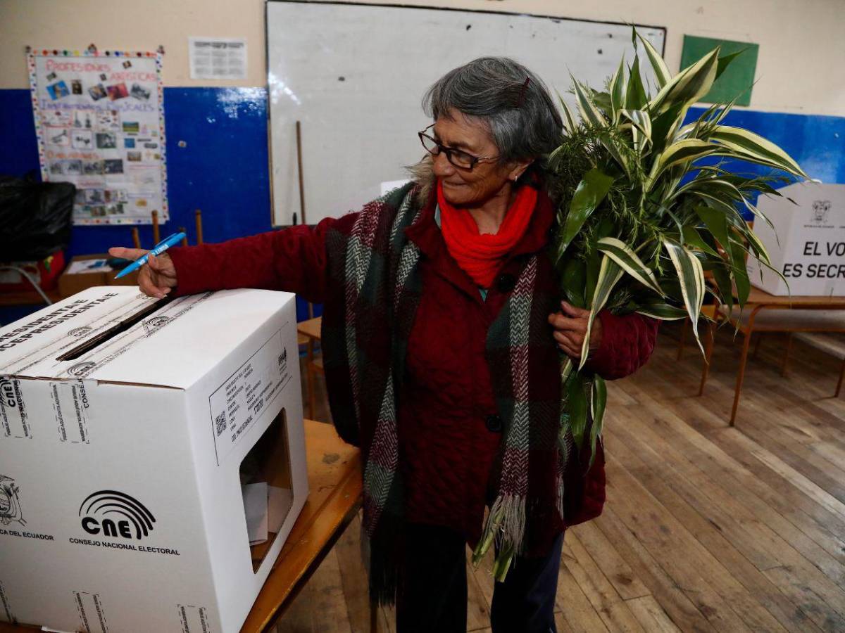 Ecuador vota hoy entre palmas, estado de excepción y ley seca