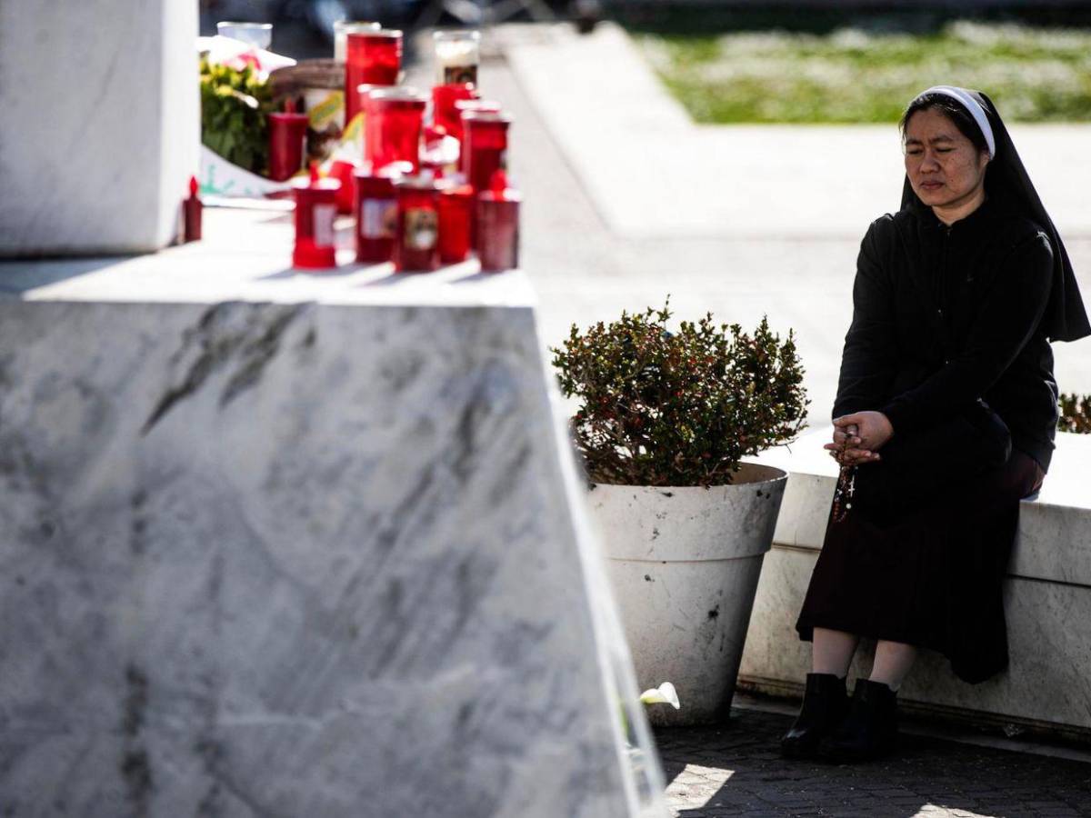 Fieles rezan frente hospital donde está el papa Francisco, que se mantiene estable