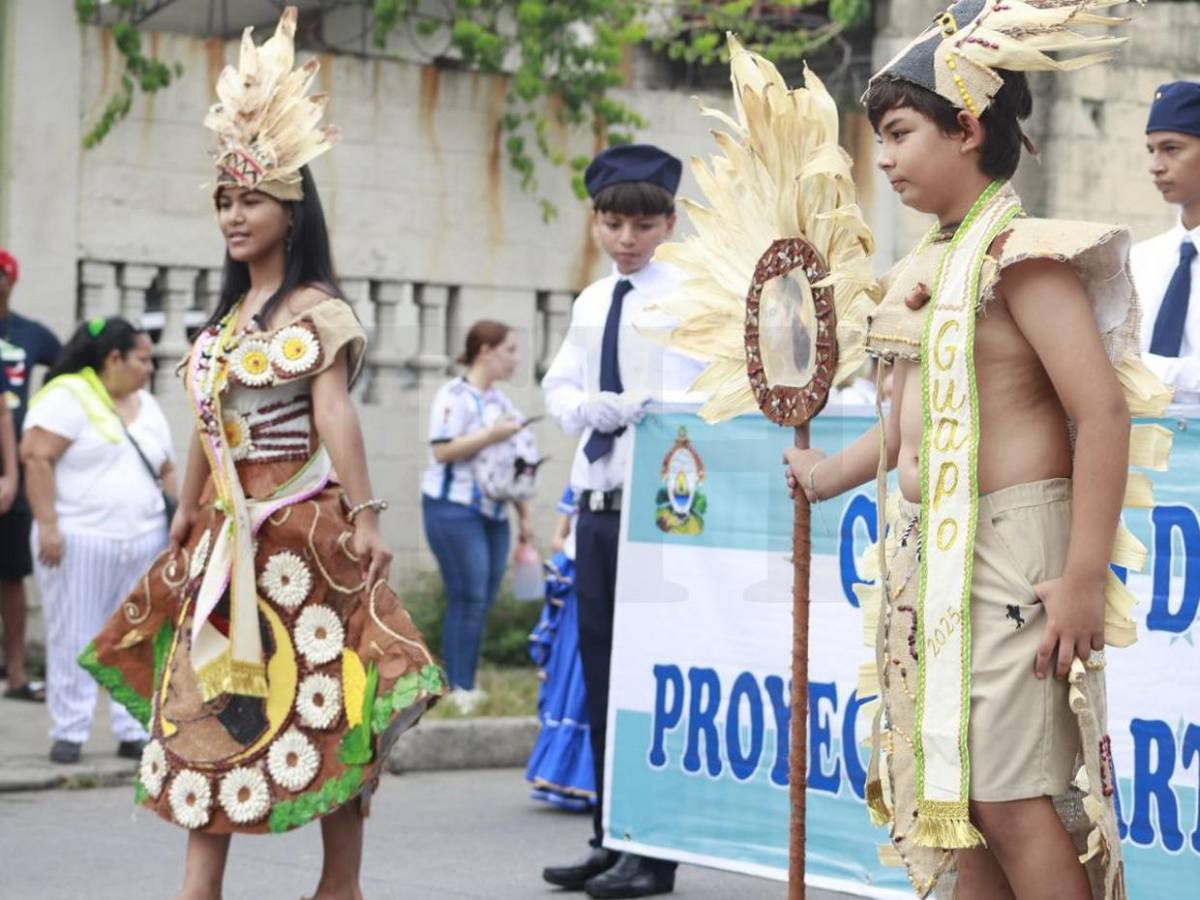 Colorido desfile en honor a la Patria en el Barrio Cabañas de San Pedro Sula