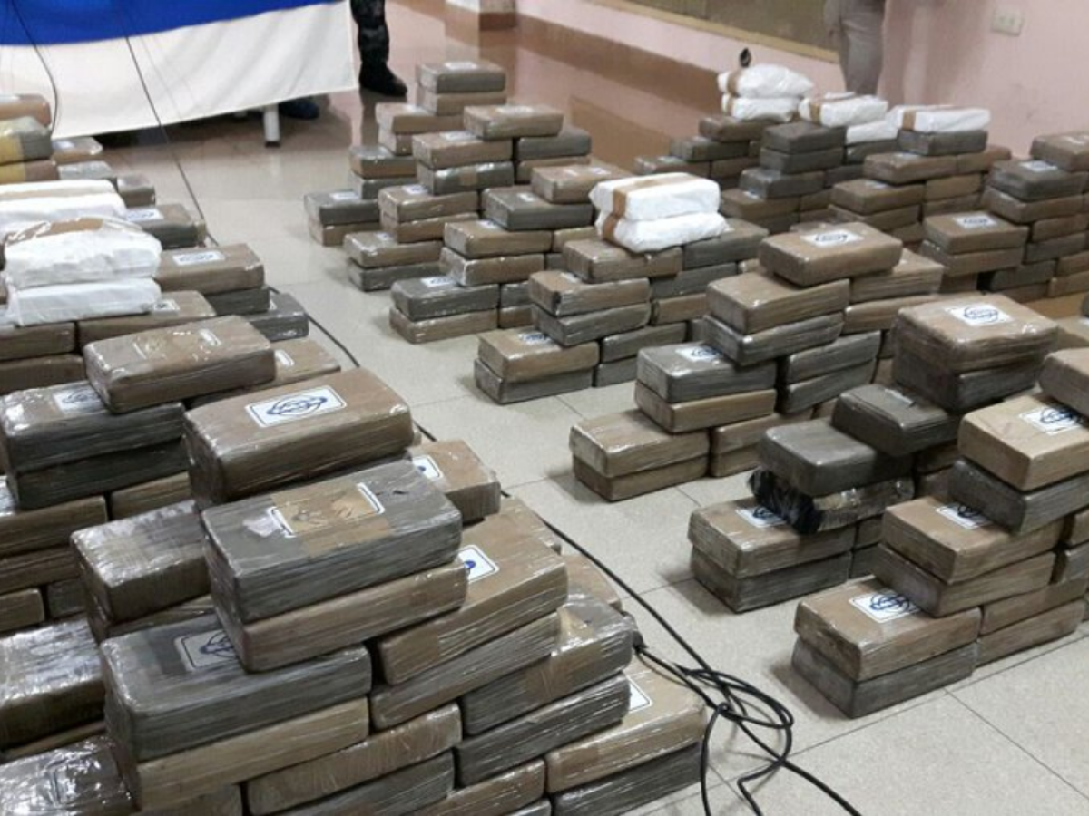 Roban 2.8 toneladas de droga de organismo de Ecuador