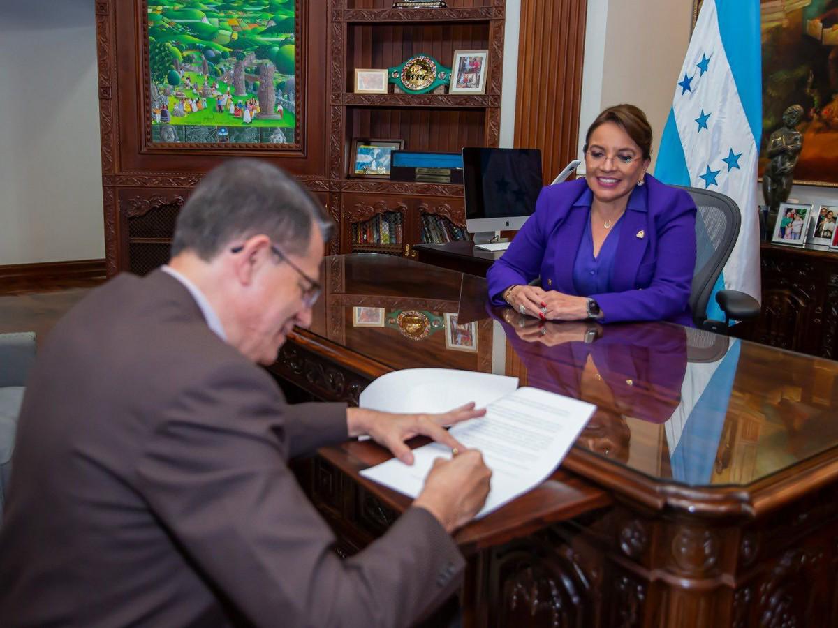 José Manuel Matheu y la presidenta de Honduras.