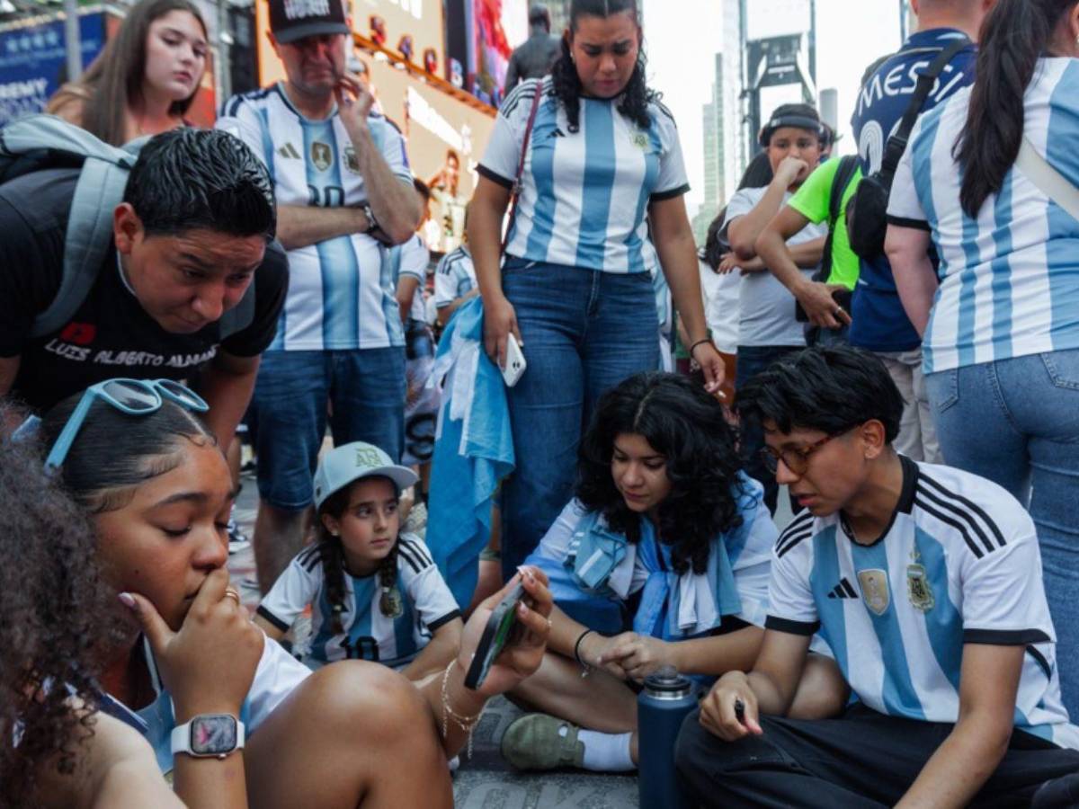 Argentinos salen a las calles a agradecer a su selección pese a la derrota ante España