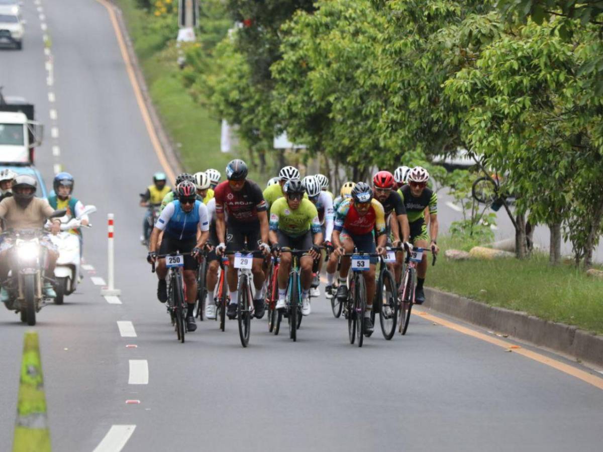 Con pasión y determinación, mujeres pedalean por el primer lugar en la Vuelta Ciclística EL HERALDO