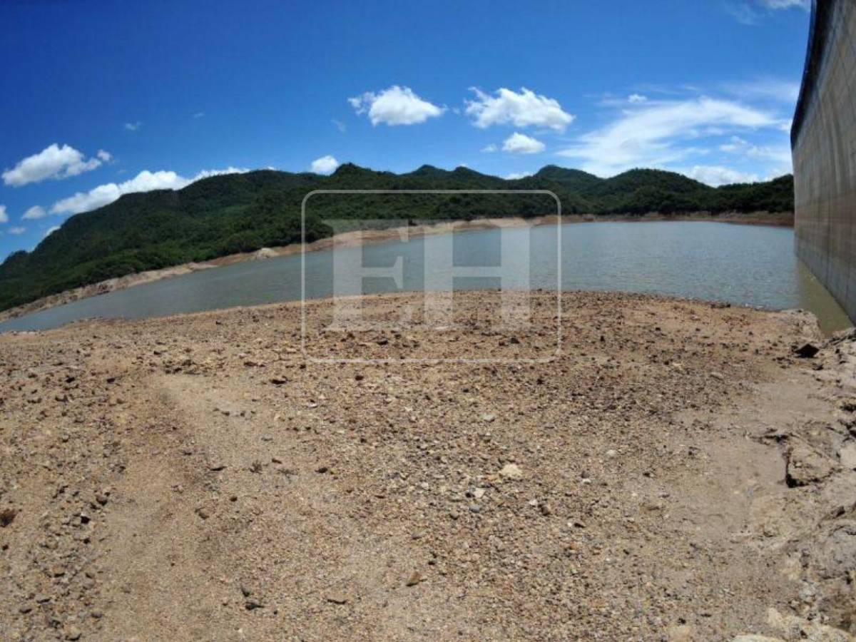 Imagen que preocupa: surge una isla en medio de la represa La Concepción ante sequía