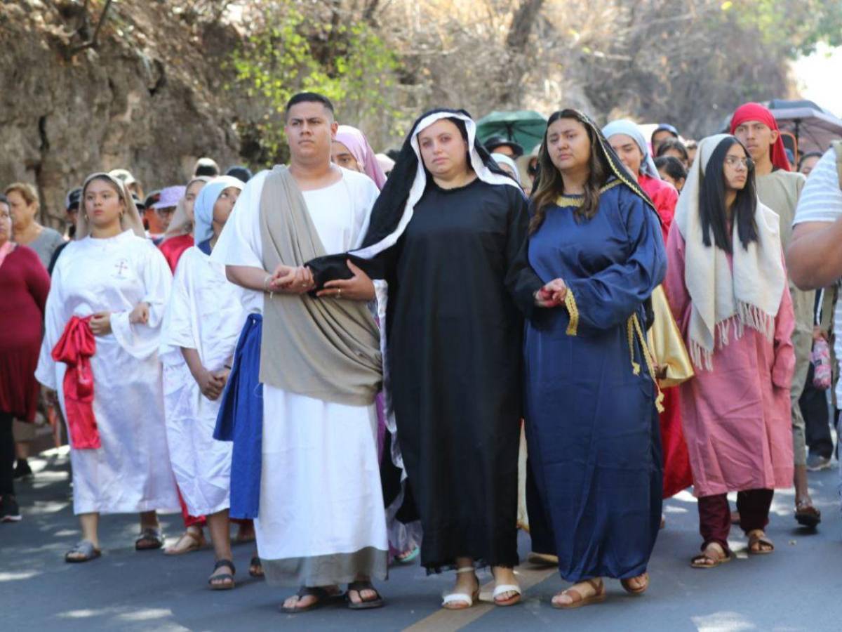 Capitalinos acuden al Vía Crucis en Comayagüela