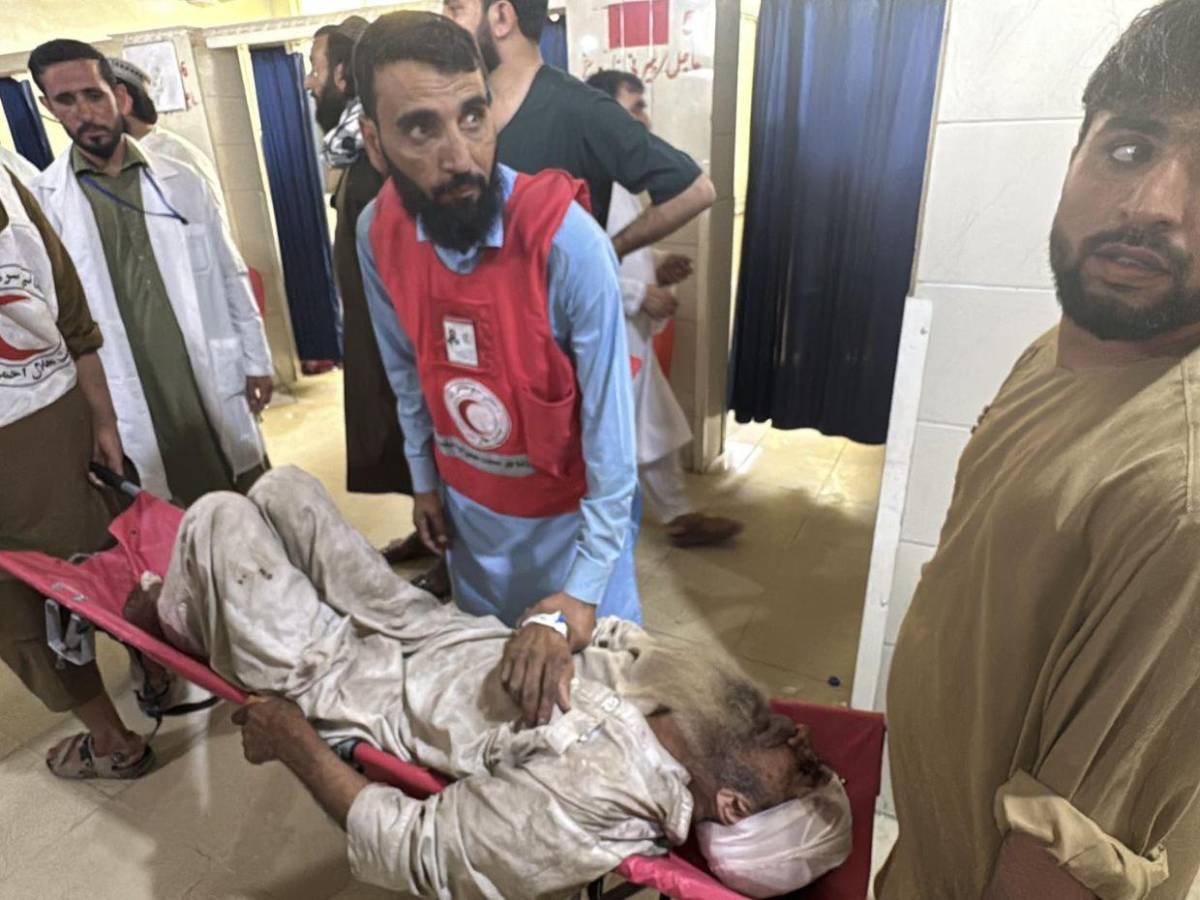 Más de 2 mil heridos y más 800 muertos deja terremoto en Afganistán