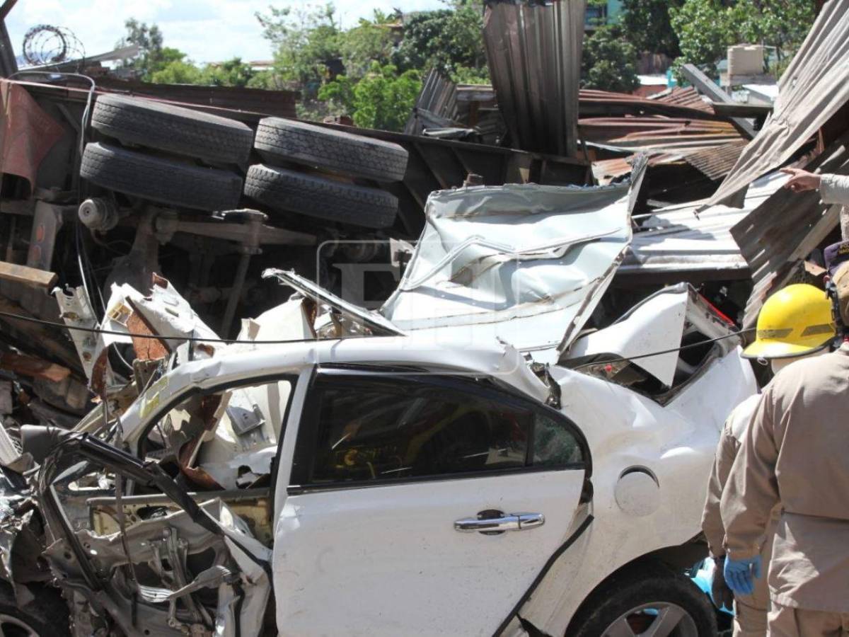 Entre los escombros buscan más víctimas del fatal accidente en Villa Nueva
