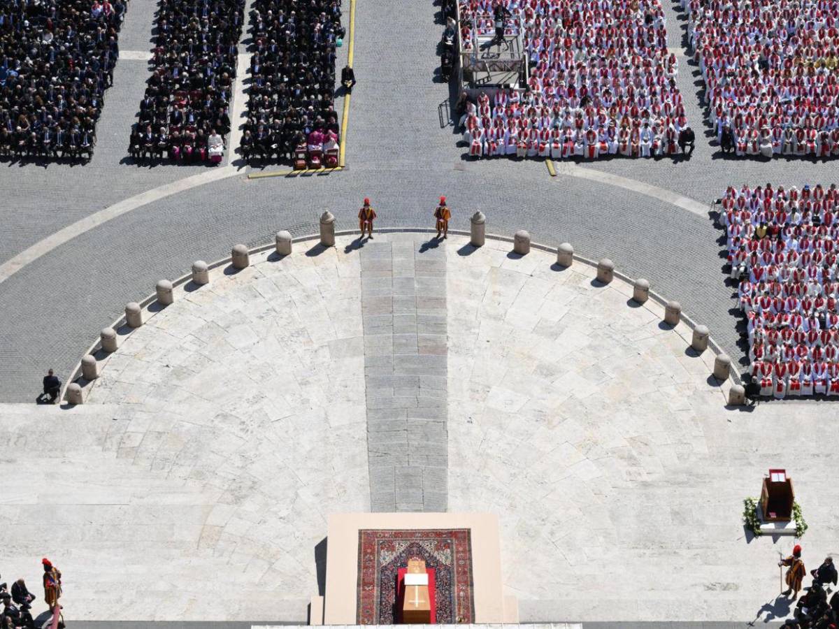 Así se vivió la misa de exequias por el papa Francisco en la Plaza de San Pedro Así se vivió la misa de exequias por el papa Francisco en la Plaza de San Pedro