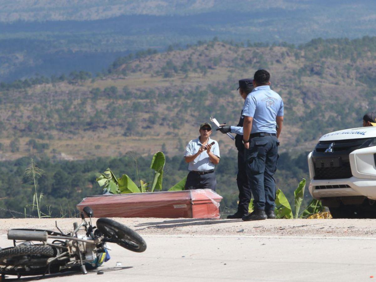 Imágenes del accidente de cuatro motocicletas que dejó un muerto en carretera a El Paraíso