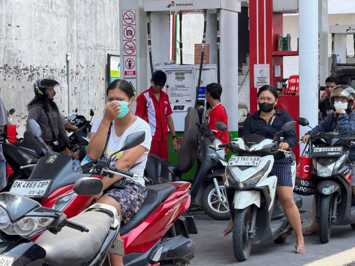 Escasez de combustible provoca largas filas en Bali