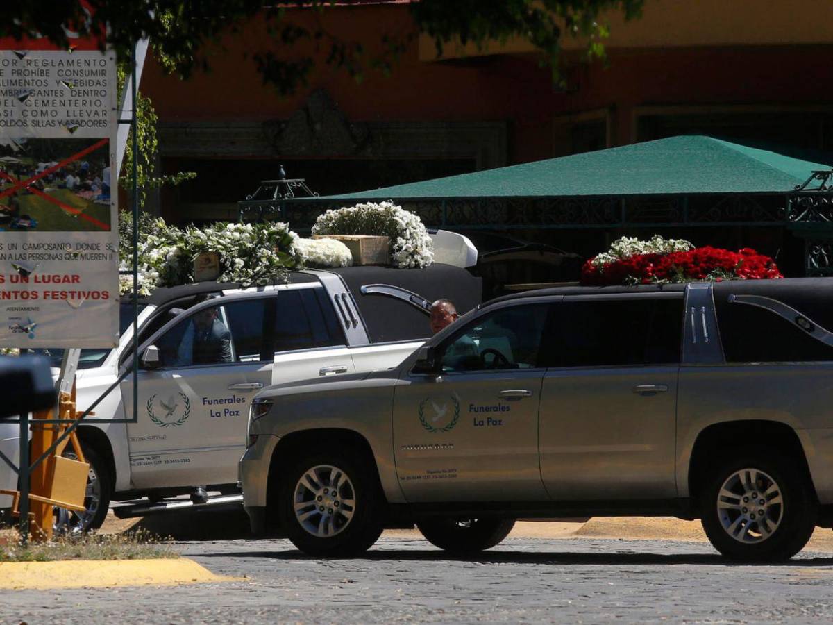 Ataúd de oro, música regional y mucha seguridad: así fue el entierro de El Mencho