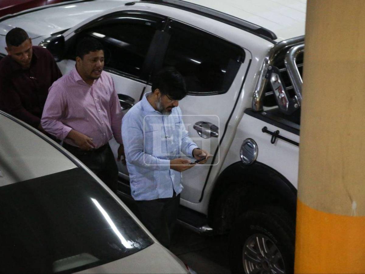Con el puño en alto y con una sonrisa: así salió Johel Zelaya del Congreso