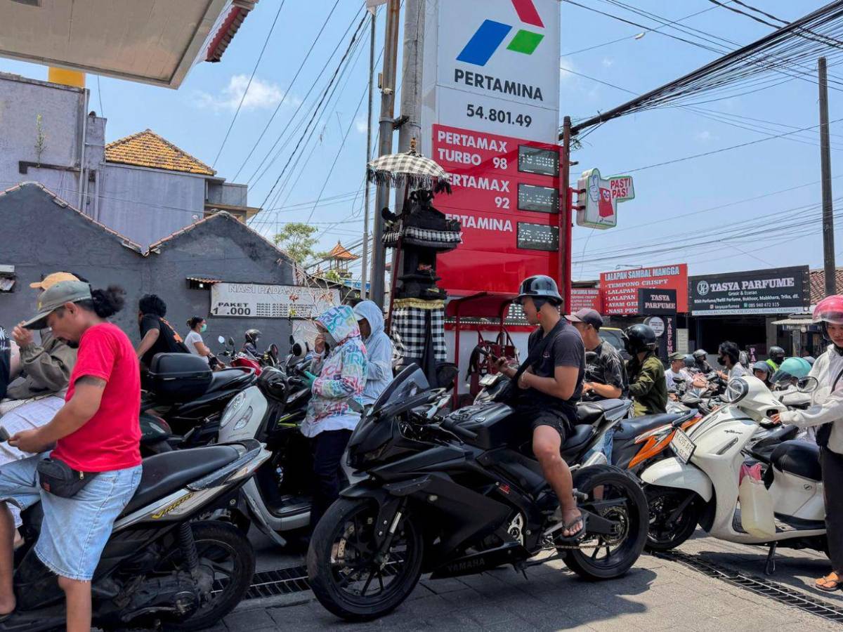 Escasez de combustible provoca largas filas en Bali