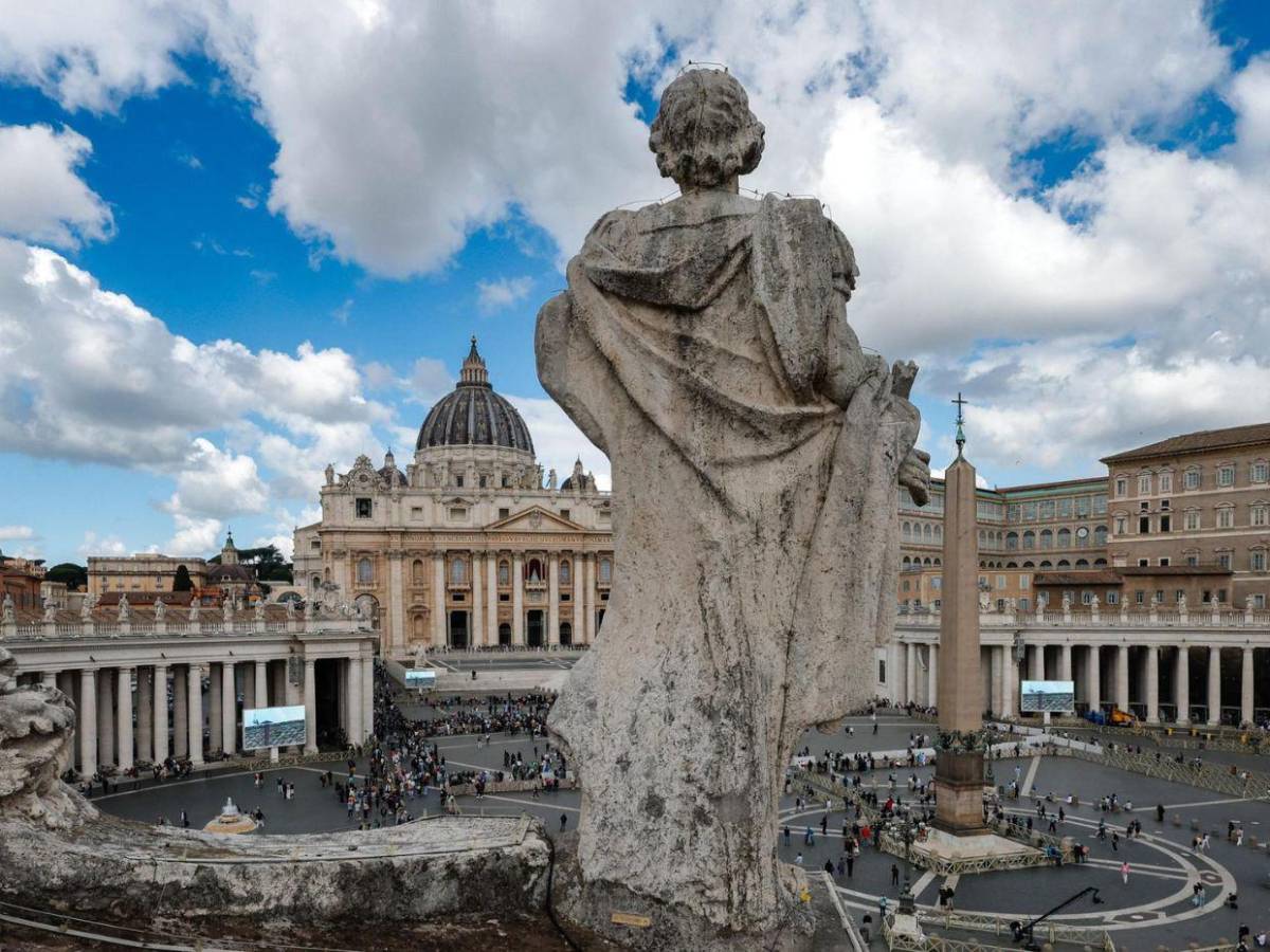 Imágenes de los fieles en el segundo día de cónclave