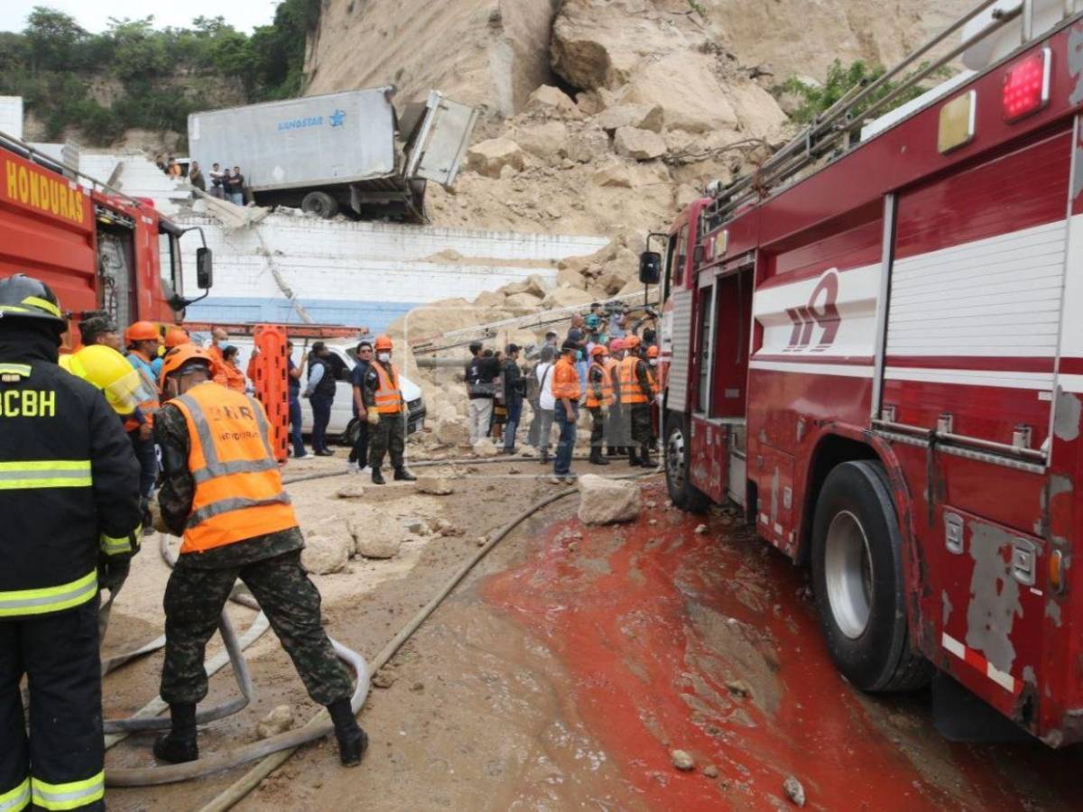 Titánica labor de bomberos, FF AA y policías para rescatar a personas atrapadas en bodegas