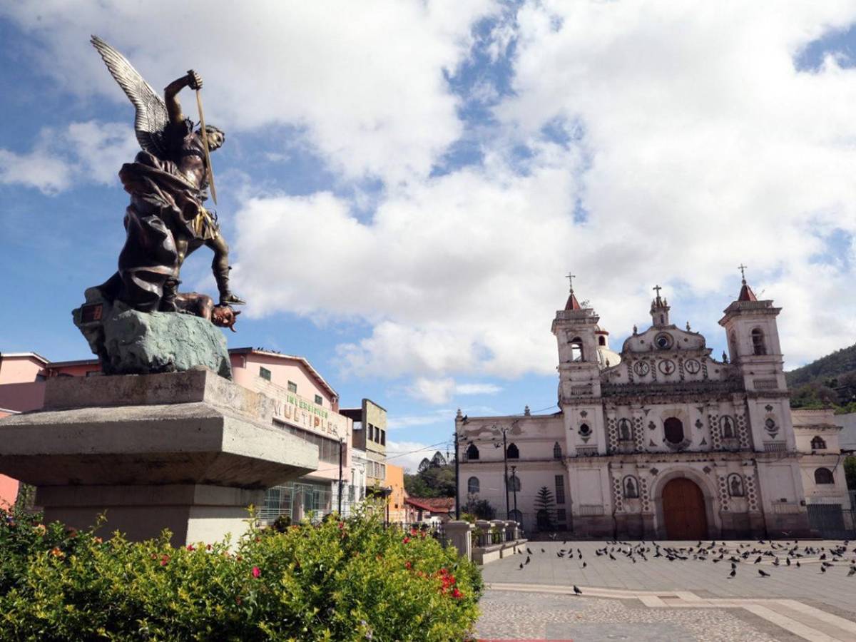 Desolado luce el centro de Tegucigalpa en medio de preparativos para Vía Crucis Desolado luce el centro de Tegucigalpa en medio de preparativos para Vía Crucis