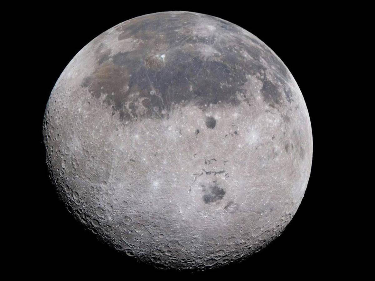 ¿Qué significan las fotografías de la Luna con colores en su superficie?