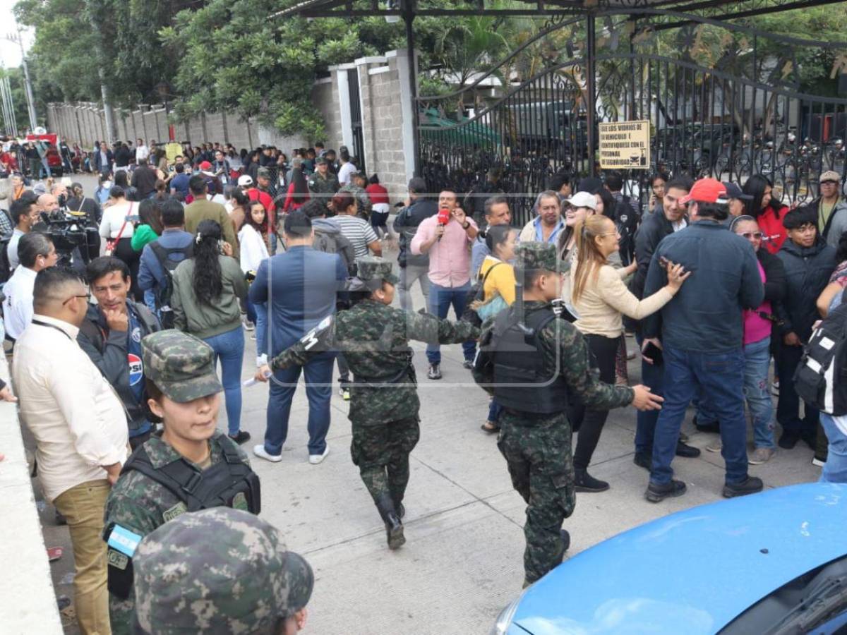 En fotos: filas, resguardo militar y retrasos marcan el ambiente en afueras del CLE