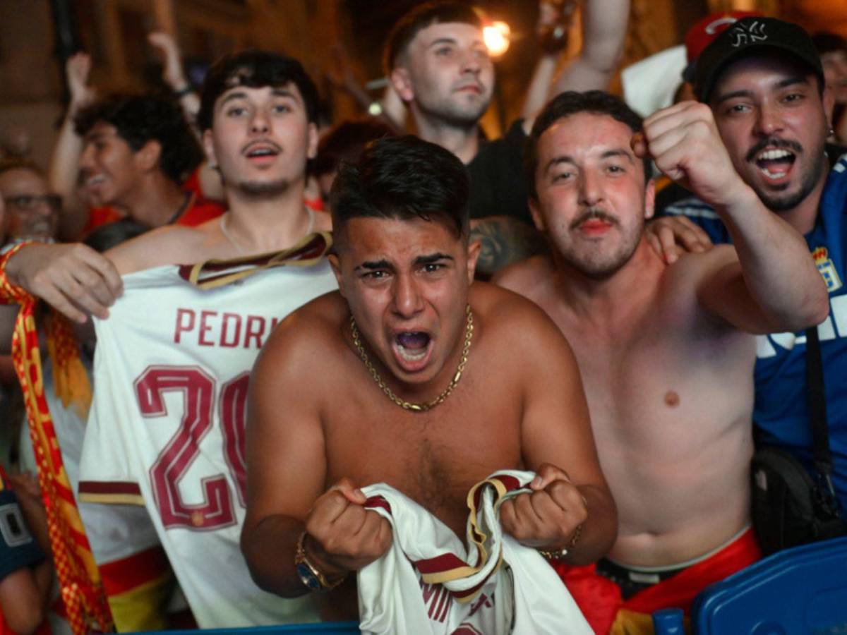Lágrimas de felicidad y algarabía en las calles: así celebra España su segunda Copa del Mundo