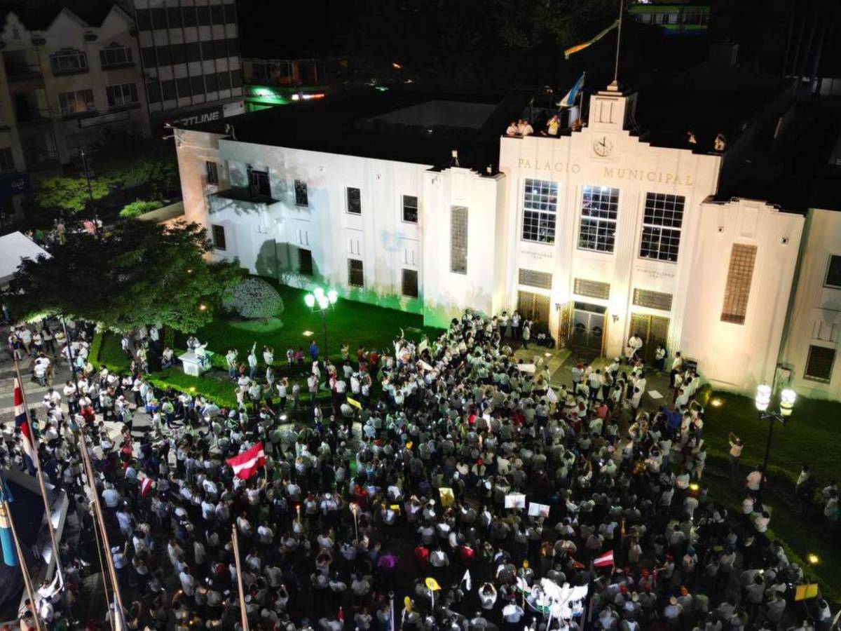 Sampedranos llegan al Palacio Municipal para mostrar su apoyo a Roberto Contreras