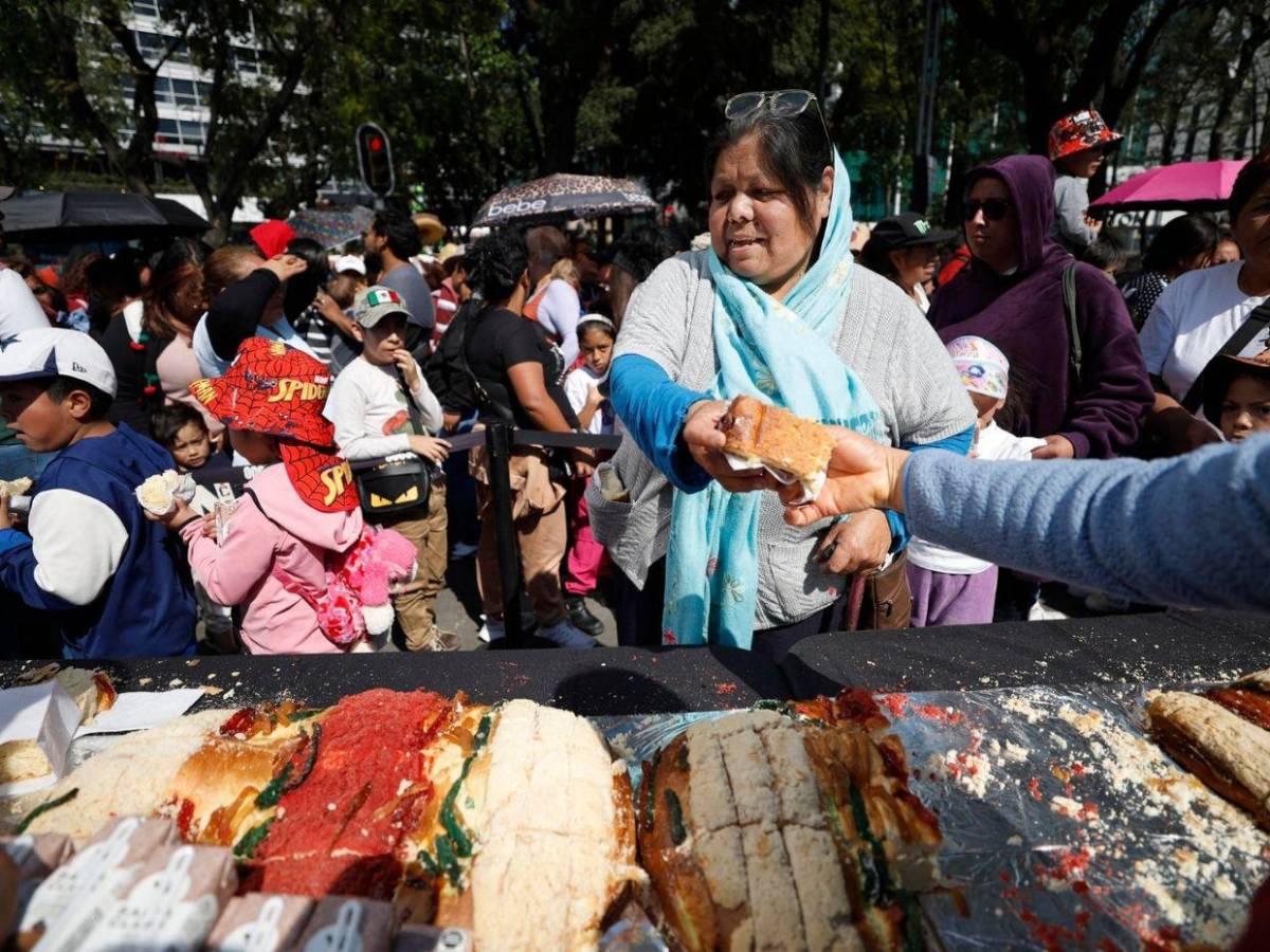 Entre sonrisas y filas interminables, miles disfrutan la mega rosca de Reyes en CDMX