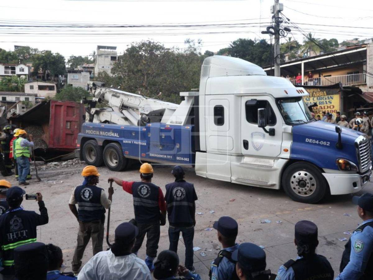 Retiran escombros y quitan volqueta de la zona del accidente en Villa Nueva