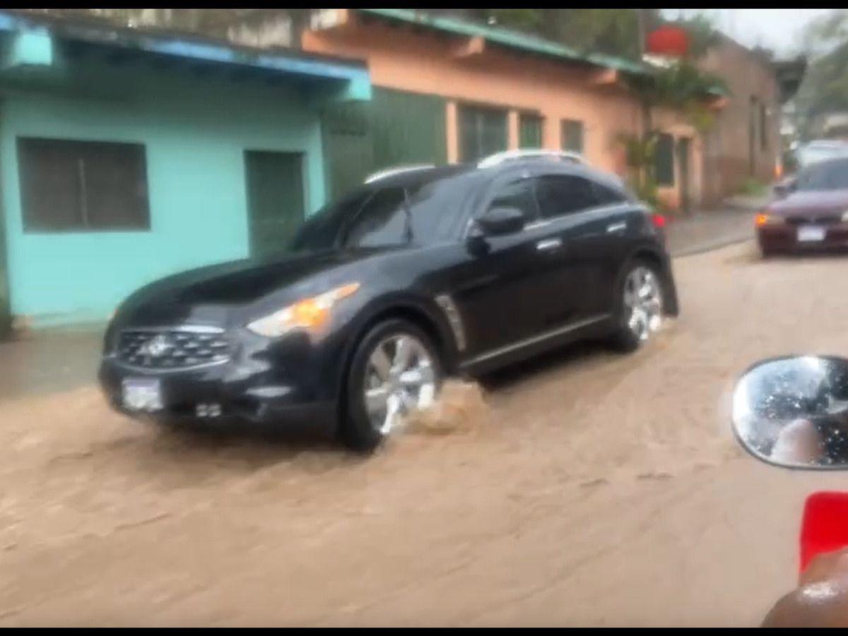 La calle principal de la colonia Nueva Suyapa se vio afectada por la lluvia.
