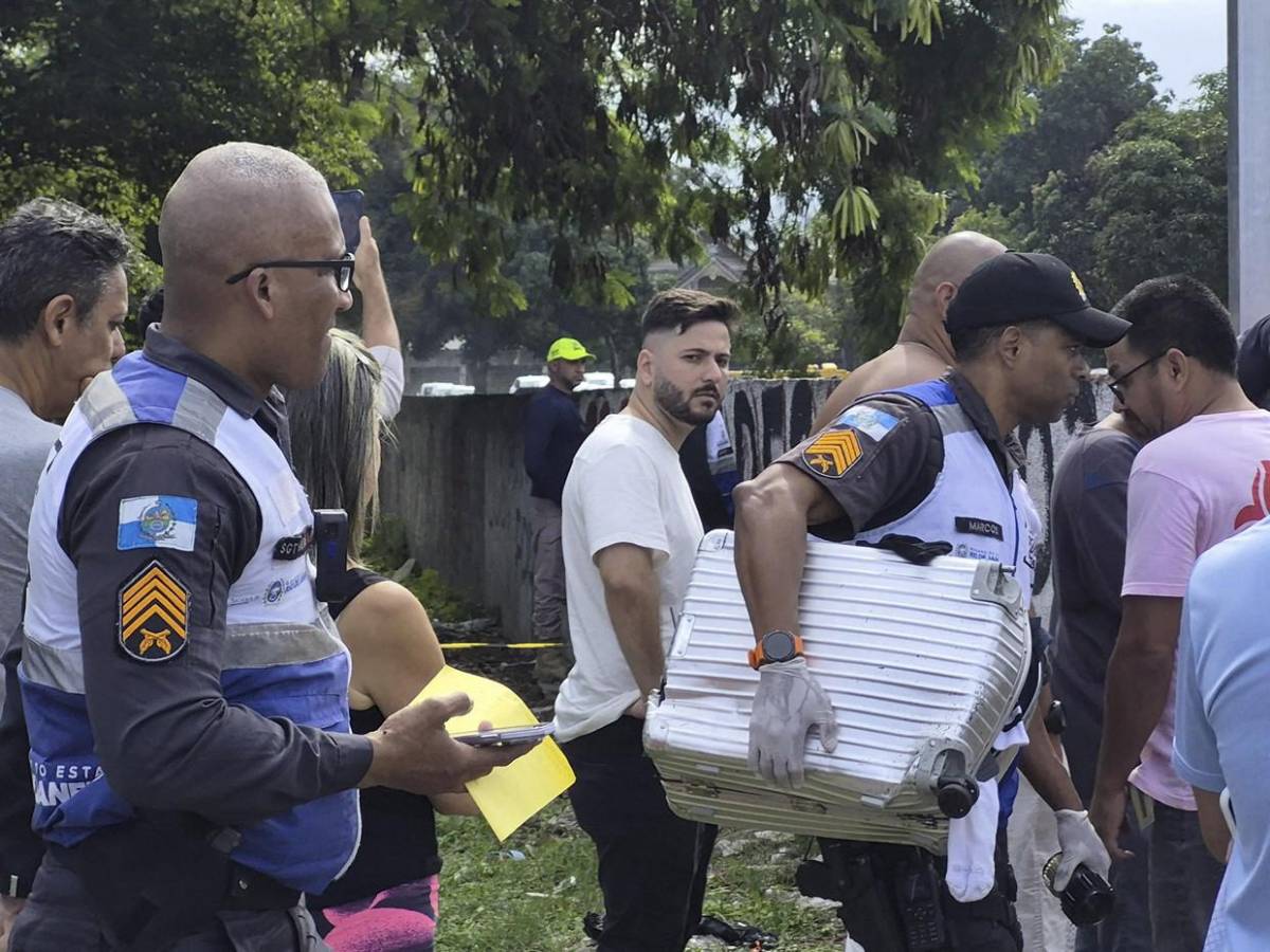 Choque de helicópteros deja seis muertos en Río de Janeiro y lanza fragmentos contra edificios