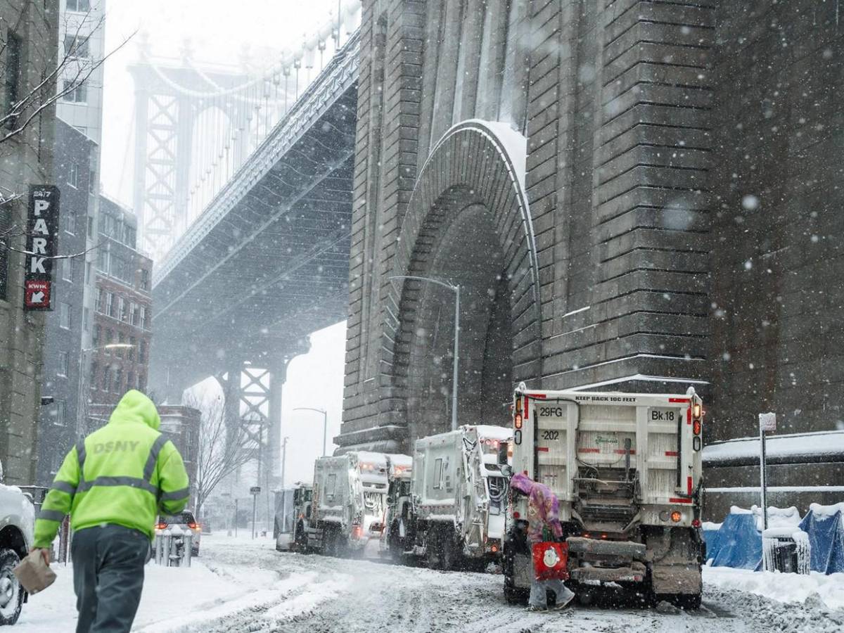 Nueva York paralizada por histórica tormenta de nieve que vacía calles