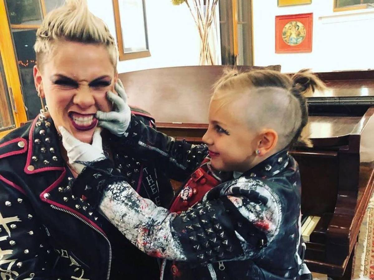 Sola en Nochevieja: la imagen de Pink que preocupa a sus seguidores