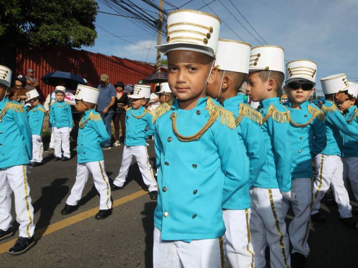 Portando los colores patrios, niños de preescolar rinden homenaje a Honduras