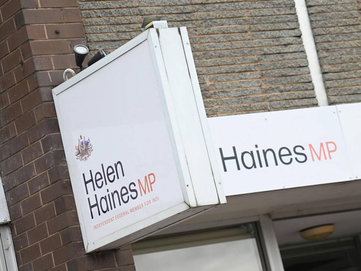 ¿Quién es Helen Haines, la diputada australiana que perdió una pierna en un atropello?