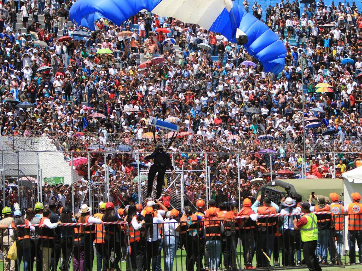 Alegría, patriotismo y un espectáculo aéreo: Así se viven los desfiles en Honduras