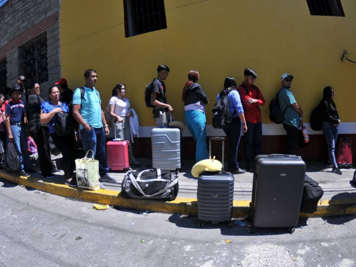 Capitalinos llenan terminales de buses para vacacionar durante Semana Santa Capitalinos llenan terminales de buses para vacacionar durante Semana Santa