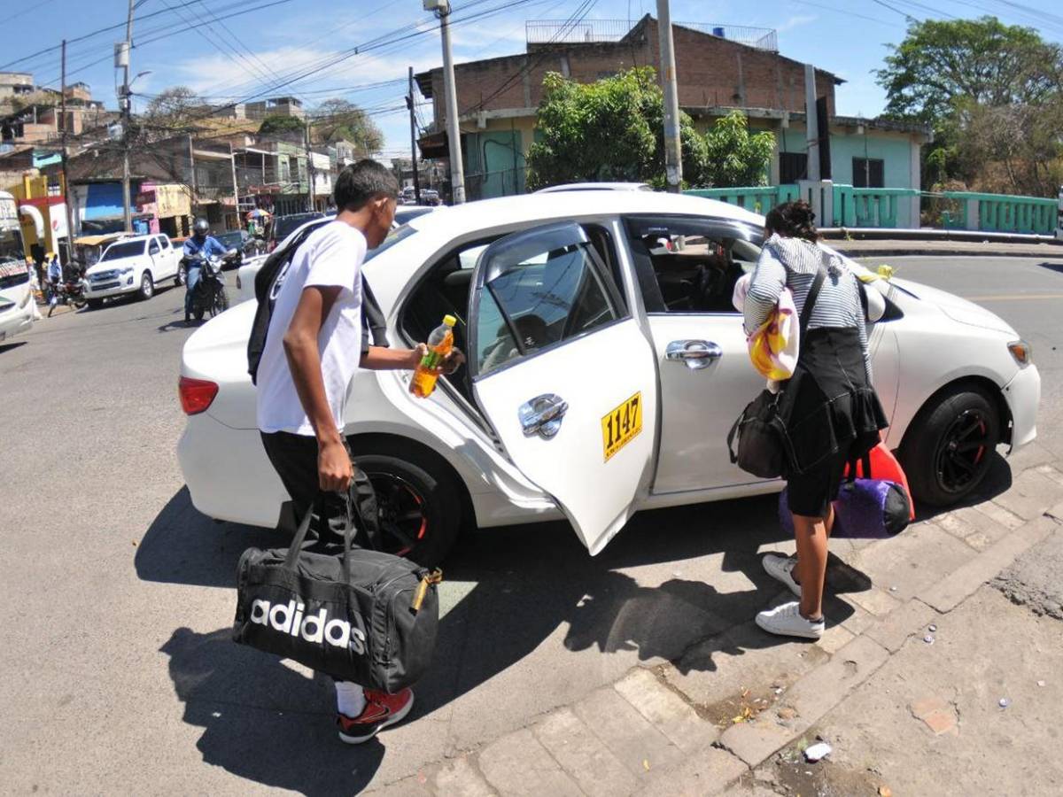 Capitalinos llenan terminales de buses para vacacionar durante Semana Santa Capitalinos llenan terminales de buses para vacacionar durante Semana Santa