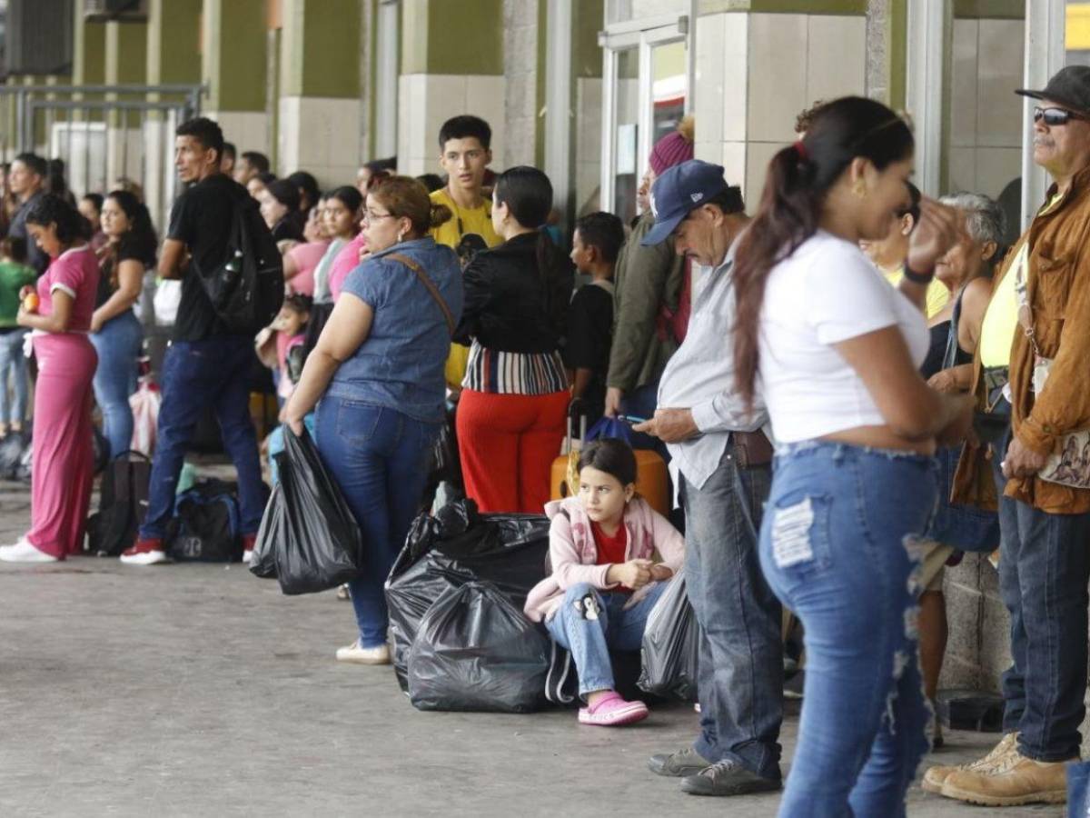 Sampedranos abarrotan la Central Metropolitana a horas de elecciones generales